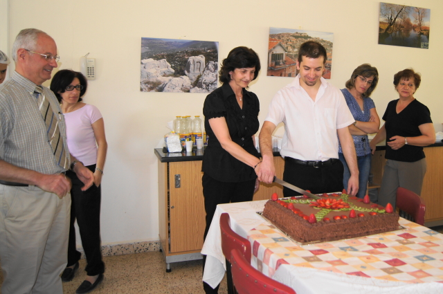 Hans and Therese cutting the cake